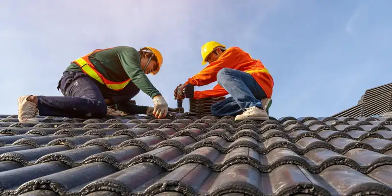 Équipe de couvreurs au travail